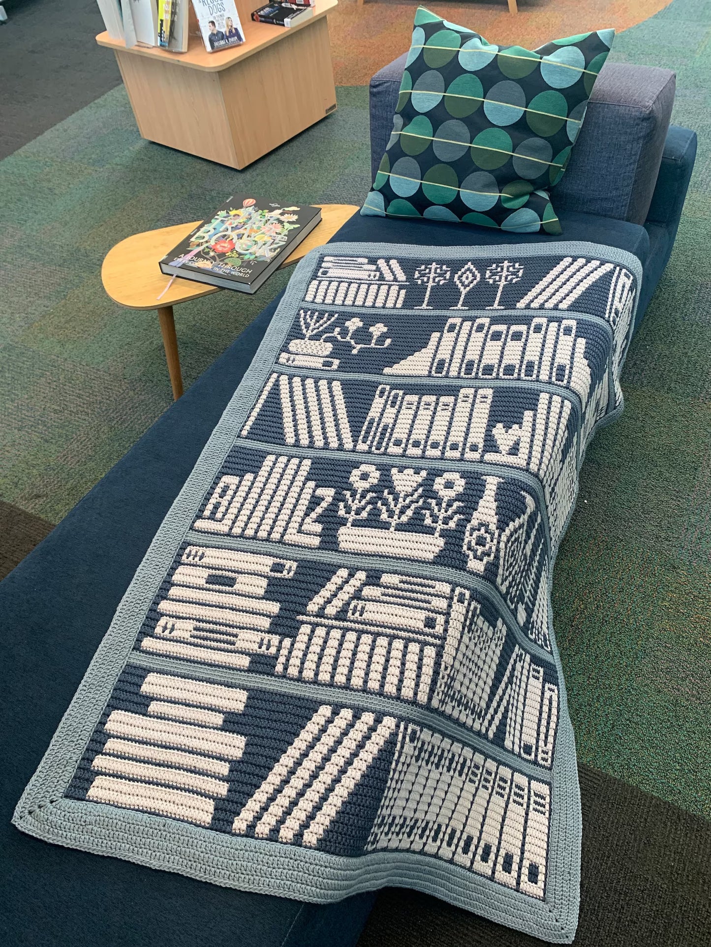 📚 Mosaic Bookshelf Blanket Crochet Pattern (PDF)