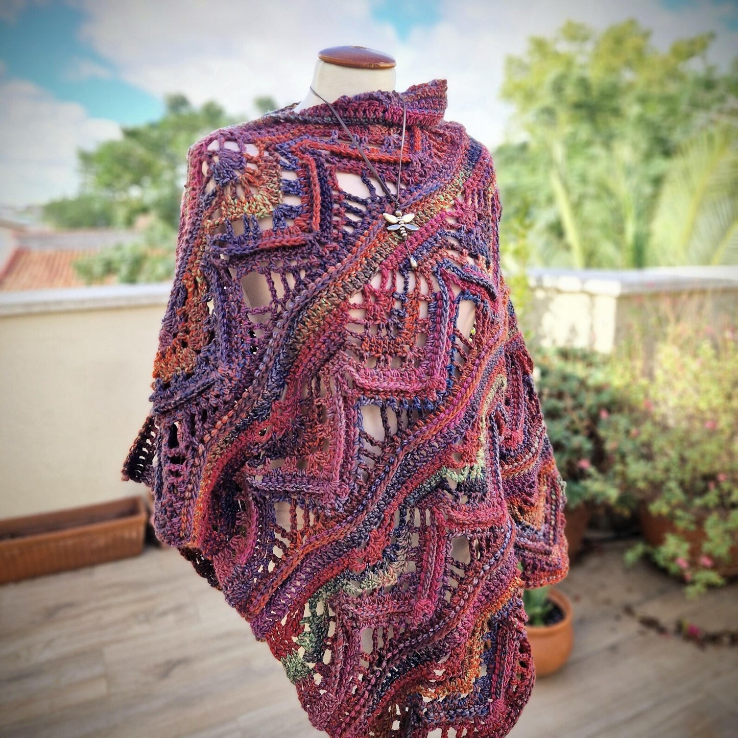 ☕ Rooibella Crochet Poncho – Cozy Texture, Stunning Look! 🌺