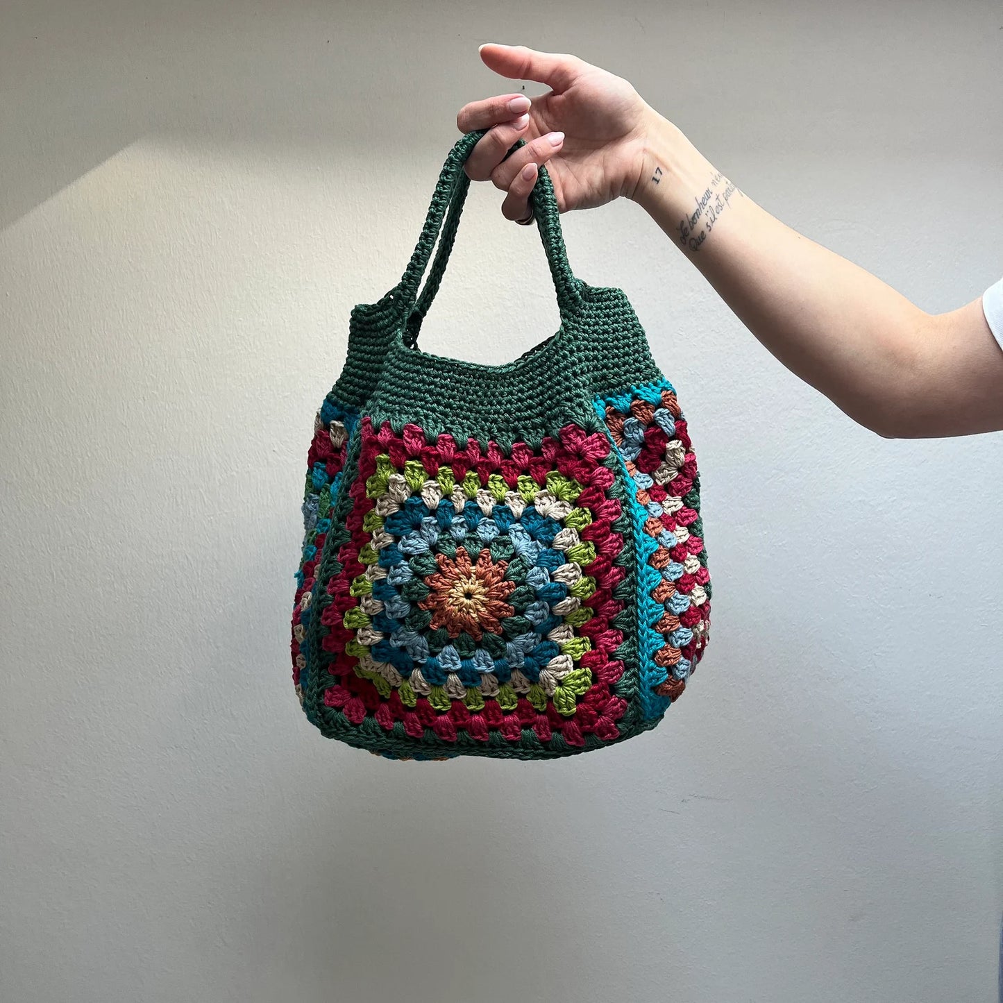 👜 Granny Square Tote – Bold, Boho & Easy to Make! 🌿🧶