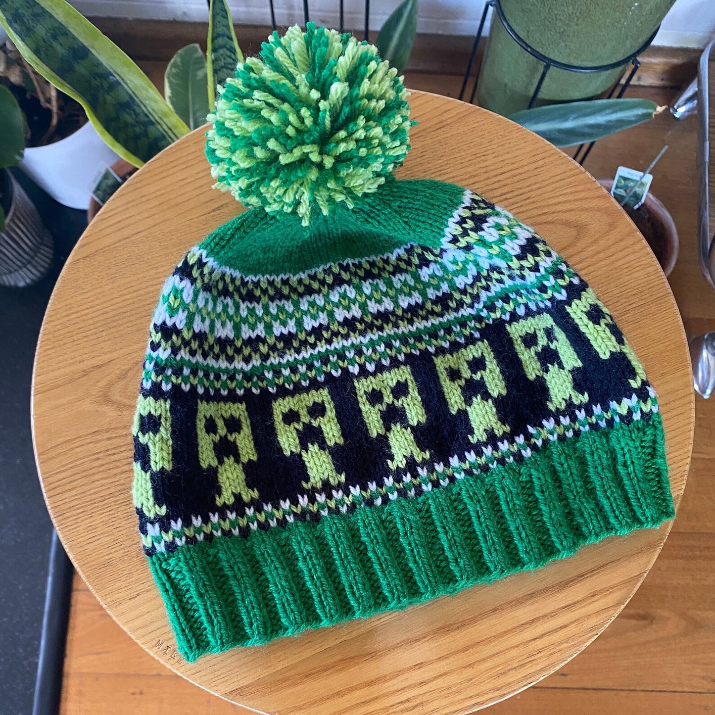 👾 Creeper Beanie Pattern – Quick & Easy Knit Hat (Kids & Adults)