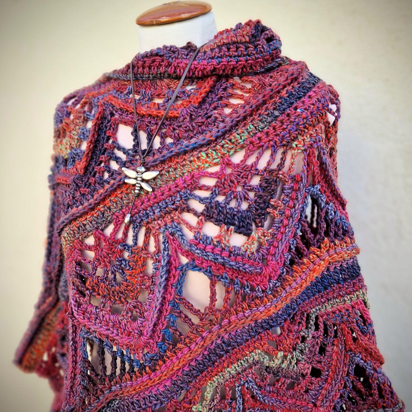 ☕ Rooibella Crochet Poncho – Cozy Texture, Stunning Look! 🌺