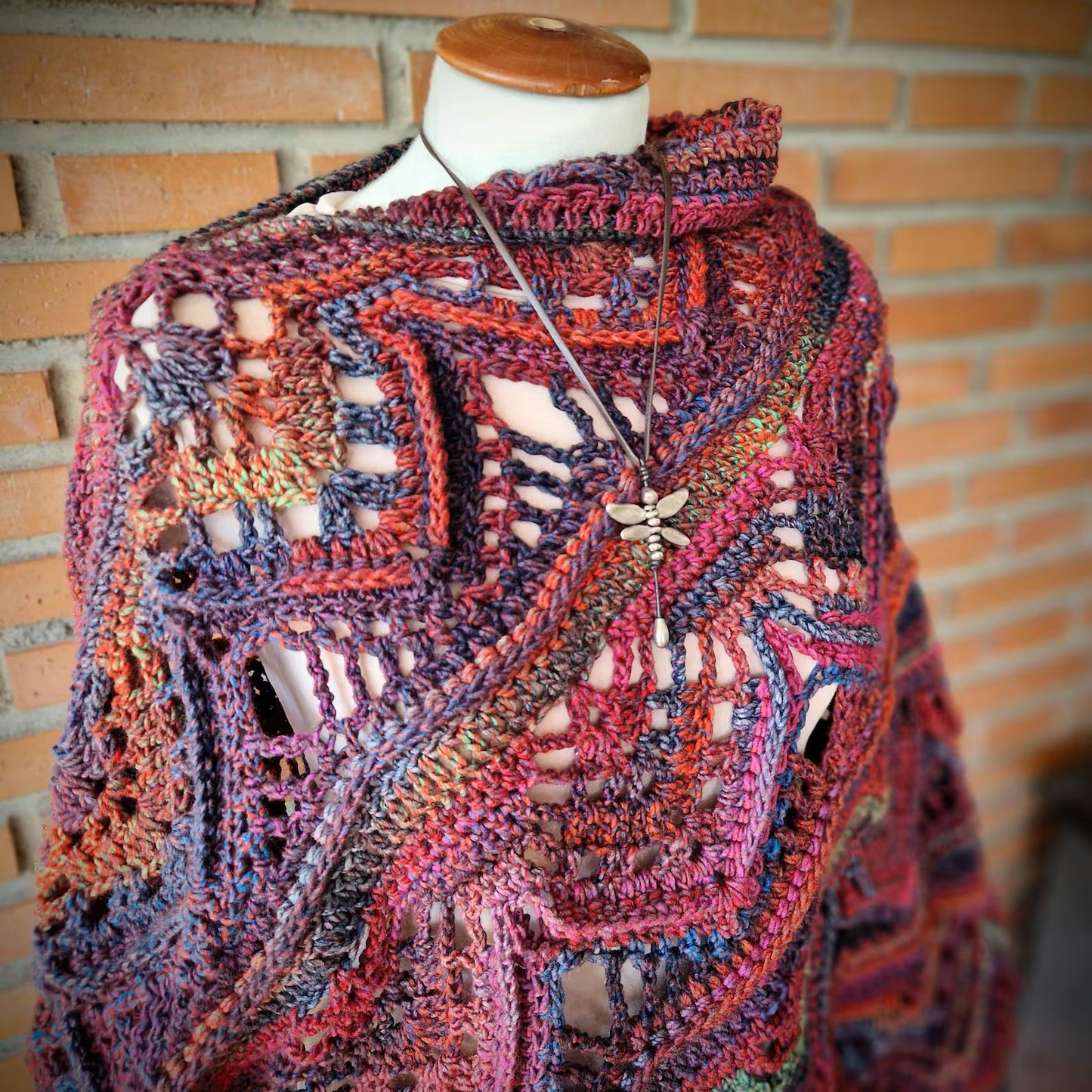 ☕ Rooibella Crochet Poncho – Cozy Texture, Stunning Look! 🌺